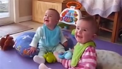 بالفيديو.. سعادة الأطفال عندما يعود الأب للمنزل