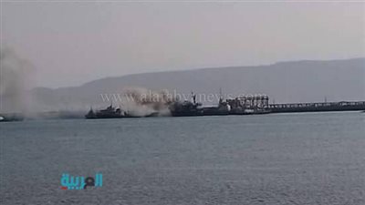 بالصور.. السيطرة على حريق ناقلة بترول بميناء الزيتيات في السويس