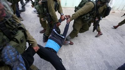 قوات الاحتلال تعتدي بالضرب المبرح على أسيرين أثناء اعتقالهما