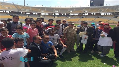 بالصور.. لاعبو المنتخب يلتقطون صورًا تذكارية مع أطفال مستشفى السرطان