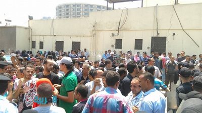 بالصور.. تظاهرة أمام 