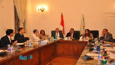 بالصور.. محافظ الجيزة يبحث مع أعضاء 