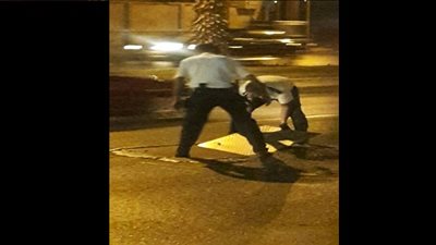 تداول صور لضابط وأمين شرطة يصلحان بالوعة مياه بمطلع كوبري أكتوبر