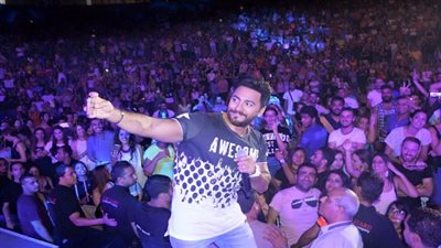 بالصور.. إقبال جماهيري كبير على حفل تامر حسني بقرطاج 