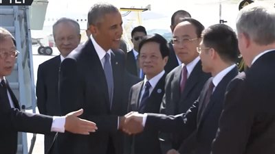بالفيديو.. موقف محرج لأوباما والوفد الأمريكي لحظة وصولهم الصين