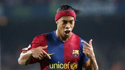 مفاجأة.. رونالدينيو يعود من جديد إلى برشلونة