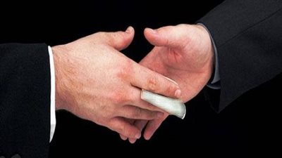 أمين شرطة يرفض رشوة لتهريب أدوية بـ187 ألف جنيه في مطار القاهرة 