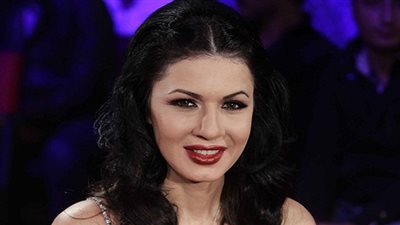 نجلاء بدر ترتدي ملابس 