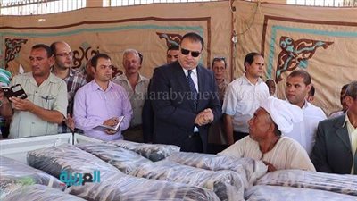 بالصور.. توزيع 95 طن سلع غذائية بالفيوم لبيعها بأسعار مخفضة 