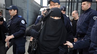 فرنسا تبدأ التحقيق مع طبيبة رفضت علاج مسلمة لارتدائها الحجاب