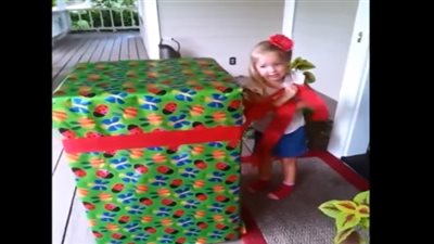 بالفيديو.. فرحة طفلة فوجئت بأبيها المسافر في صندوق الهدايا