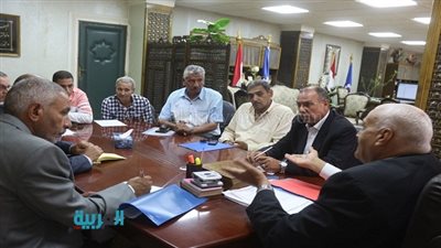 محافظ السويس يوجه رؤساء الأحياء بتكثيف حملات النظافة 