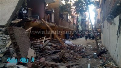 بالصور..انهيار عقار مكون من 5 طوابق في الزاوية الحمراء 