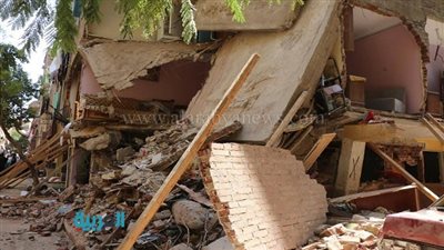 انتشال جثة من أسفل العقار المنهار بالزاوية الحمراء