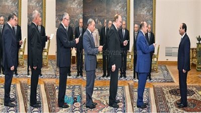 السيسي يشهد أداء وزير التموين والمحافظين الجدد لليمين الدستورية.. الرئيس يشدد على توفير السلع بأسعار مناسبة.. وتعليمات برفع مستوى الخدمات المقدمة للمواطنين