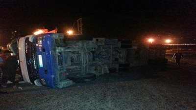 إصابة شخصين في انقلاب سيارة نقل بجوار 