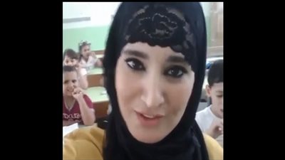 بالفيديو.. ماذا فعلت هذه المعلمة الجزائرية مع تلاميذها الصغار؟