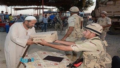 القوات المسلحة تبدأ توزيع مليون ونصف حصة غذائية بالمناطق الاكثر احتياجًا