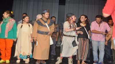 بالصور.. عرض افتتاح مسرحية 