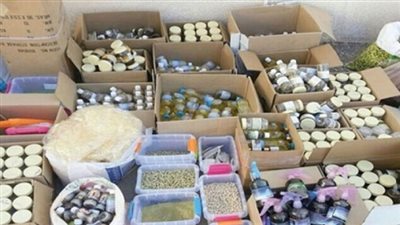 ضبط 517 عبوة مستحضرات تجميل مجهولة المصدر بالحدائق 