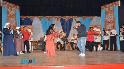 بالصور.. عصام كاريكا يشارك فيفي عبده الغناء على مسرح 