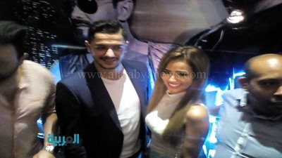 بالصور.. بدء توافد الفنانين على العرض الخاص لـ