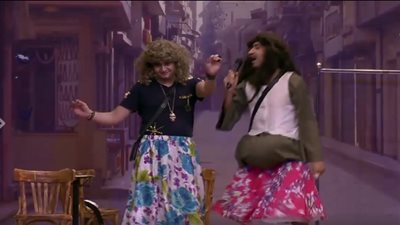 بالفيديو.. علي ربيع ومصطفى خاطر يرقصان بملابس نسائية