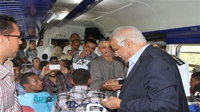 بالصور.. وزير النقل يستقل قطار الغلابة متوجهًا لبني سويف