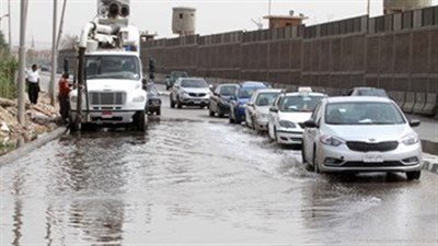 كسر بماسورة مياه يتسبب فى تعطيل حركة المرور بطريق الاسماعيلية