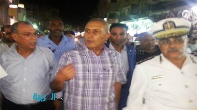 محافظ السويس يتجول بشوارع المدينة للتعرف على معاناة الأهالي