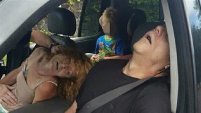 بالصور.. زوجان فقدا الوعي أمام طفلهما بسبب تعاطي المخدرات 