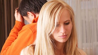 هل من مشتري؟.. رجل يعرض زوجته للبيع عبر الإنترنت