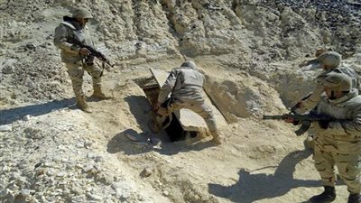 ننشر فيديو مداهمة القوات المسلحة لبؤرة إرهابية بالواحات البحرية