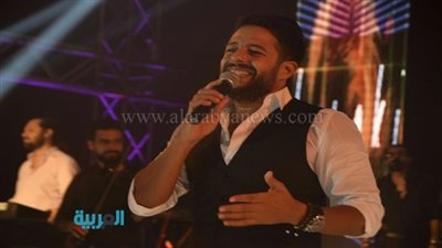 بالصور.. محمد حماقي يشارك طلاب كلية 