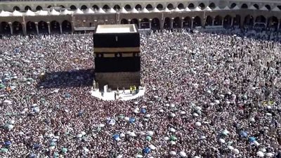 حجاج الجمعيات يؤدون طوافى الافاضة والوداع قبل مغادرتهم مكة