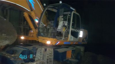 ضبط حفار يستقطع أراضي وينشئ سدود ببحيرة المنزلة في الدقهلية