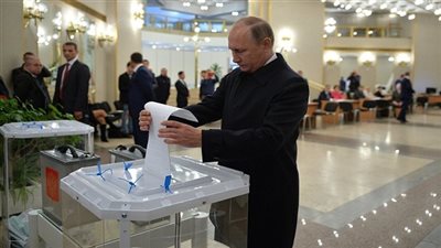 بوتين يدلى بصوته فى انتخابات الدوما
