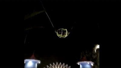 بالفيديو.. لحظة تحطم لعبة ملاهي بركابها في الهواء