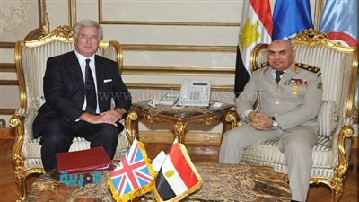 صدقي صبحي يناقش مخاطر الإرهاب مع وزير الدفاع البريطاني