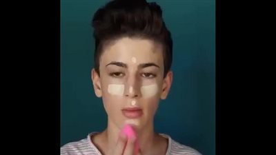 بالفيديو.. رجل يتزين كالنساء.. ونشطاء: 