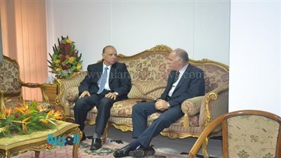 بالصور.. محافظ القاهرة يناقش خطط تطوير العمل بهيئة النظافة