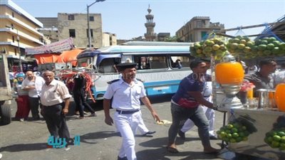 بالصور.. رفع 4 أطنان اشغالات للباعة الجائلين بحي الموسكي