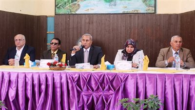 بالصور.. محافظ السويس يجتمع بمديرى المدارس قبل العام الدراسى