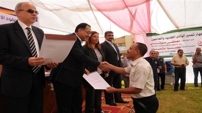 وزير الإسكان: تسليم 816 وحدة لأهالي الوادي الجديد