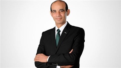 بالفيديو.. موسى يهدي أمير قطر خيارة على الهواء: