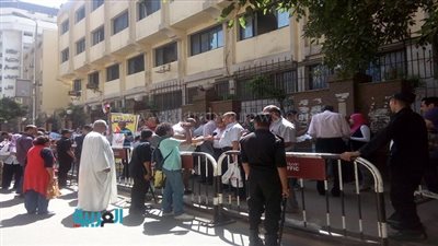 المعلمون المتظاهرون أمام 