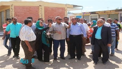 بالصور.. محافظ السويس يتفقد سوق الباعة الجائلين