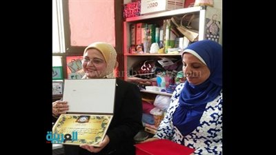 بالصور.. تكريم معلمة بمدرسة إبتدائية لتزيين فصلها على الطريقة اليابانية