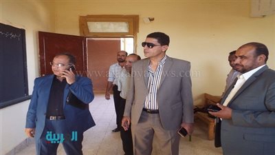 بالصور.. رئيس مركز الواحات البحرية بالجيزة يتفقد المدارس