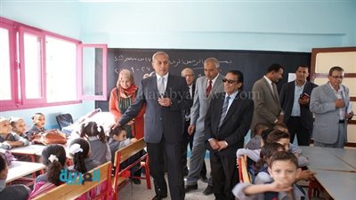 بالصور.. محافظ السويس يتفقد المدارس في بداية العام الدراسي 